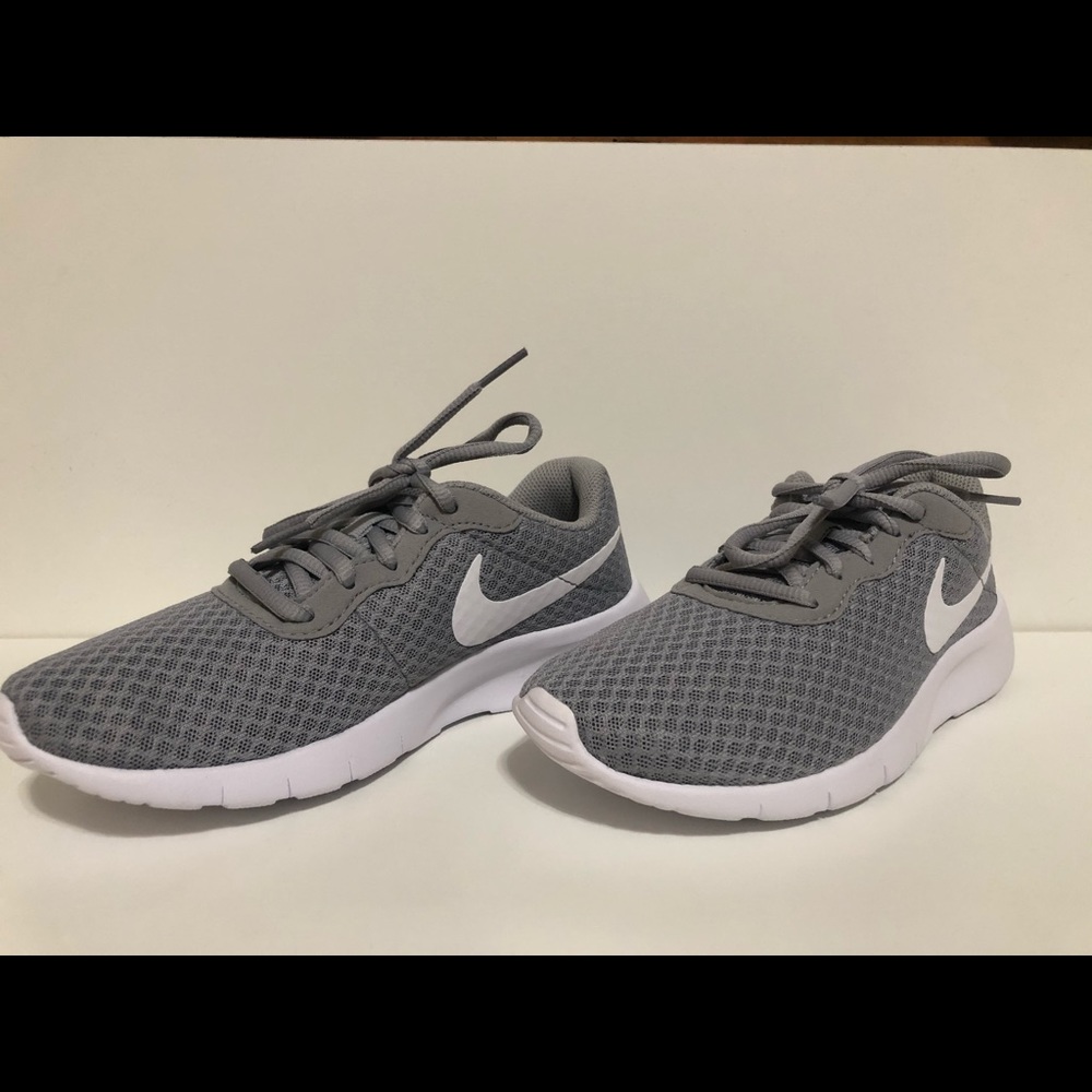Girl’s Nike running shoes - Picture 2 of 6